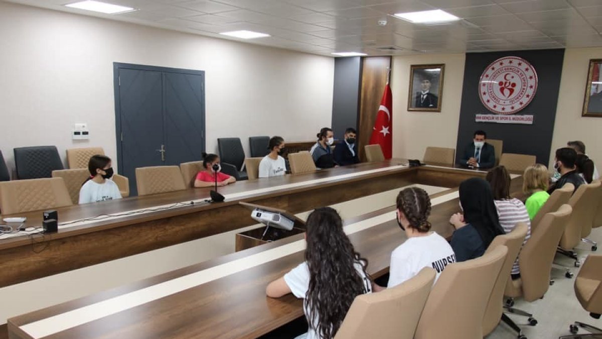 Tenisçilerden Müdür İnanç'a teşekkür ziyareti