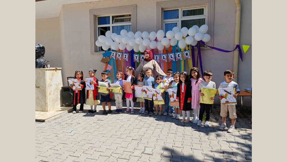 Tercan'da 2 bin 12 öğrenci karne aldı