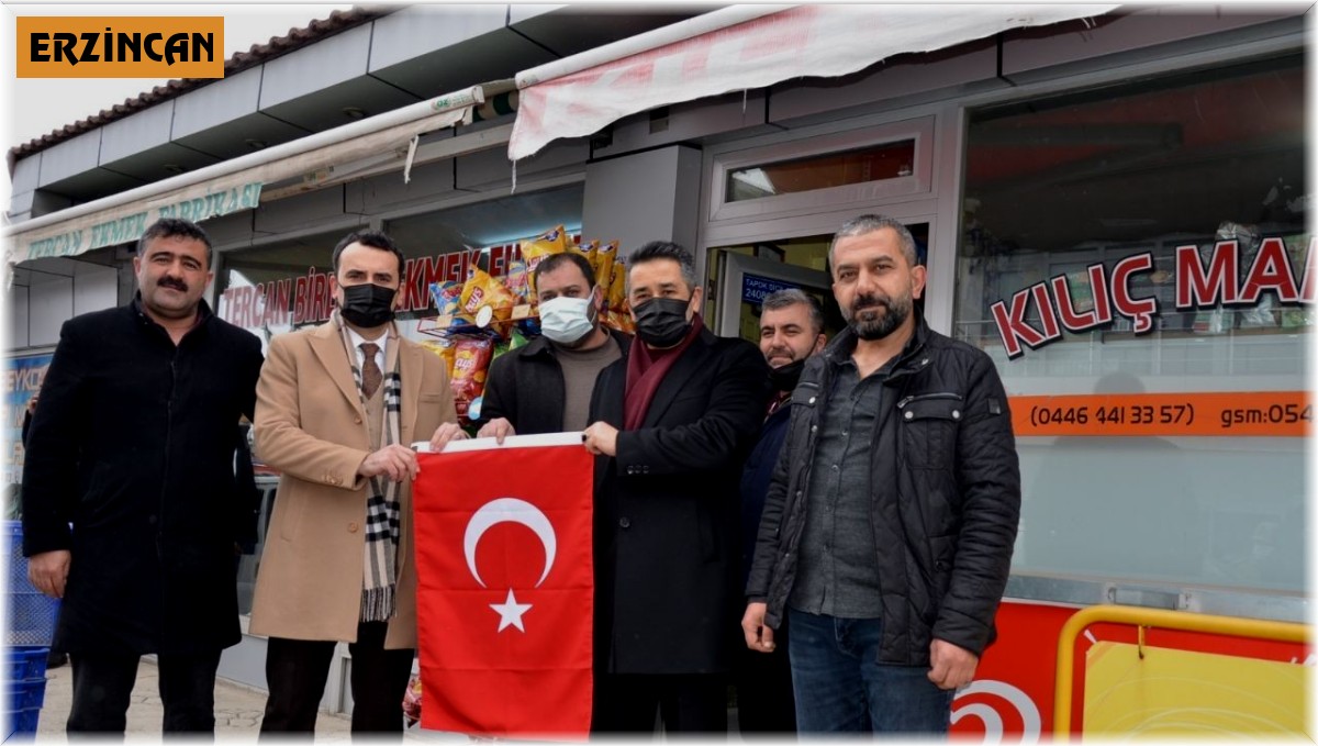 Tercan'da esnafa Türk bayrağı