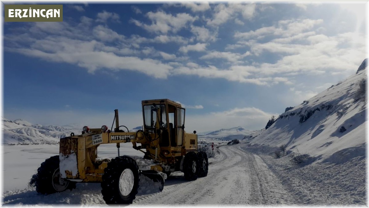 Tercan'da kardan kapalı köy yolları açılıyor