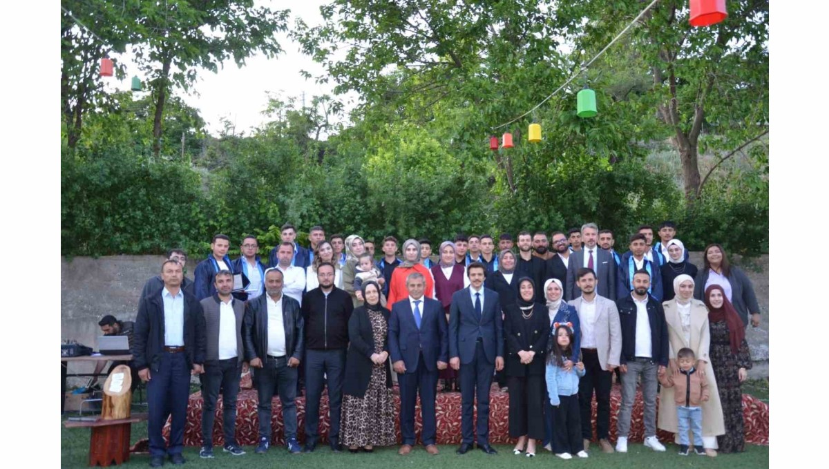 Tercan'da meslek liselilerinin mezuniyet sevinci