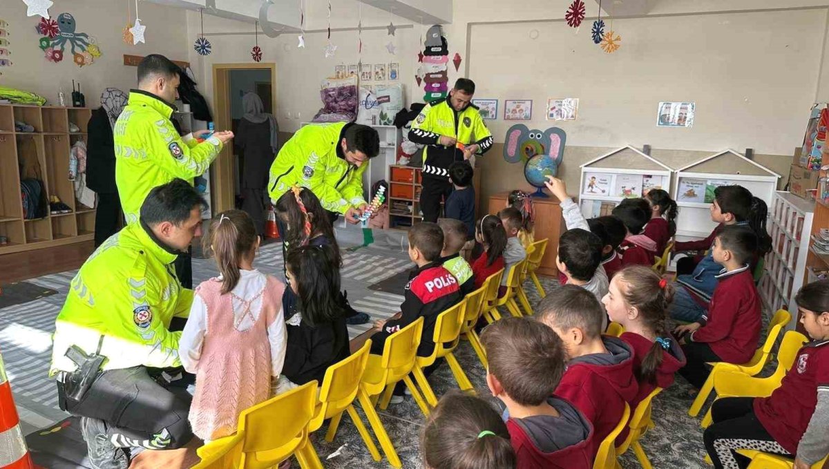 Tercan'da öğrencilere trafik eğitimi