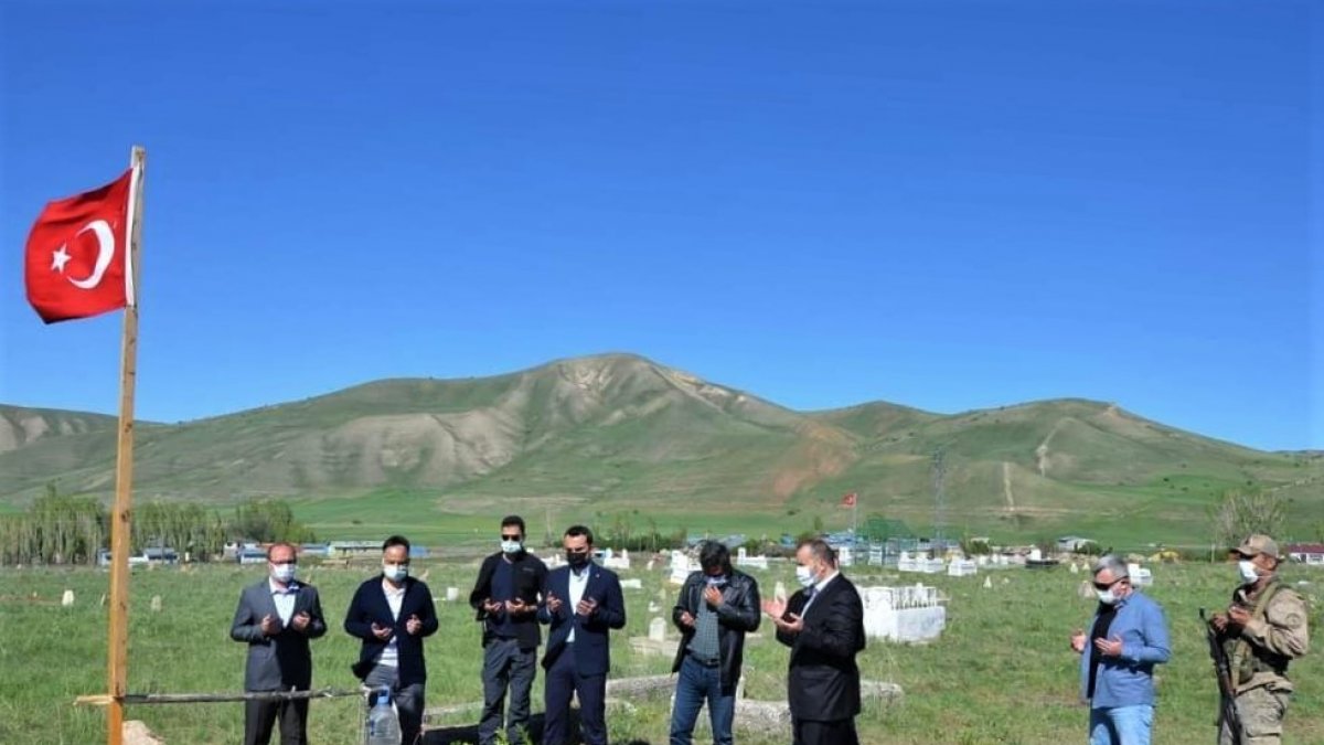 Tercan'da protokolden şehit mezarlarına ziyaret