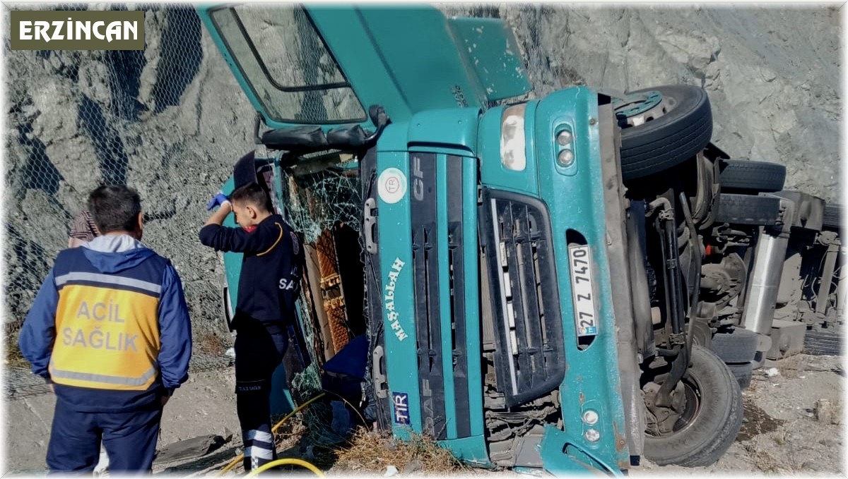 Tercan'da tırın devrilmesi sonucu 1'i çocuk 3 kişi yaralandı