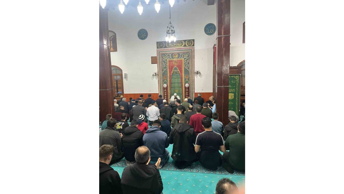 Tercan'da vatandaşlar Kadir Gecesi'nde camileri doldurdu