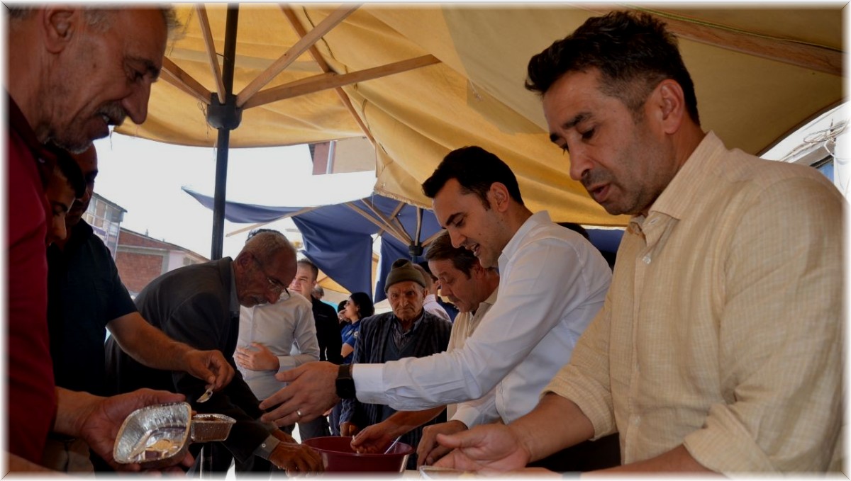 Tercan'da vatandaşlara aşure dağıtıldı