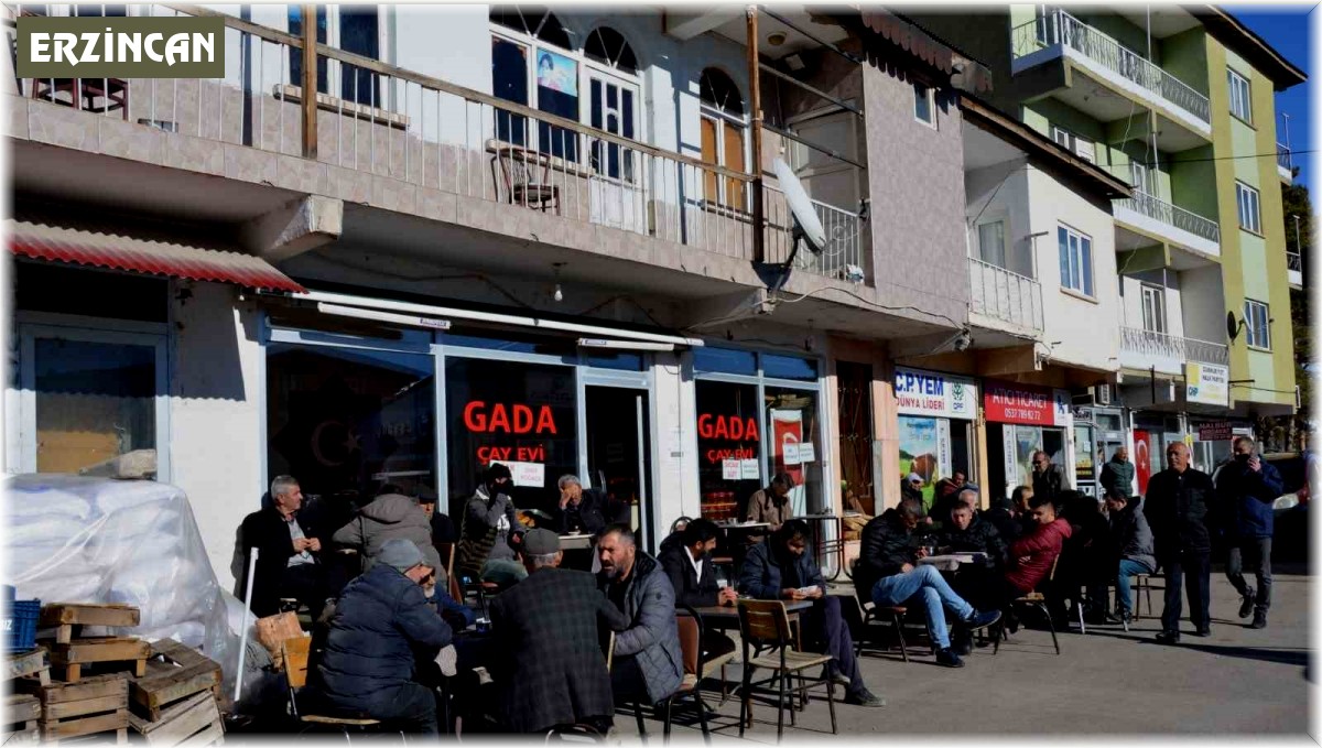 Tercan'da zemheri ayında vatandaşlar güneşli havanın tadını çıkarıyor
