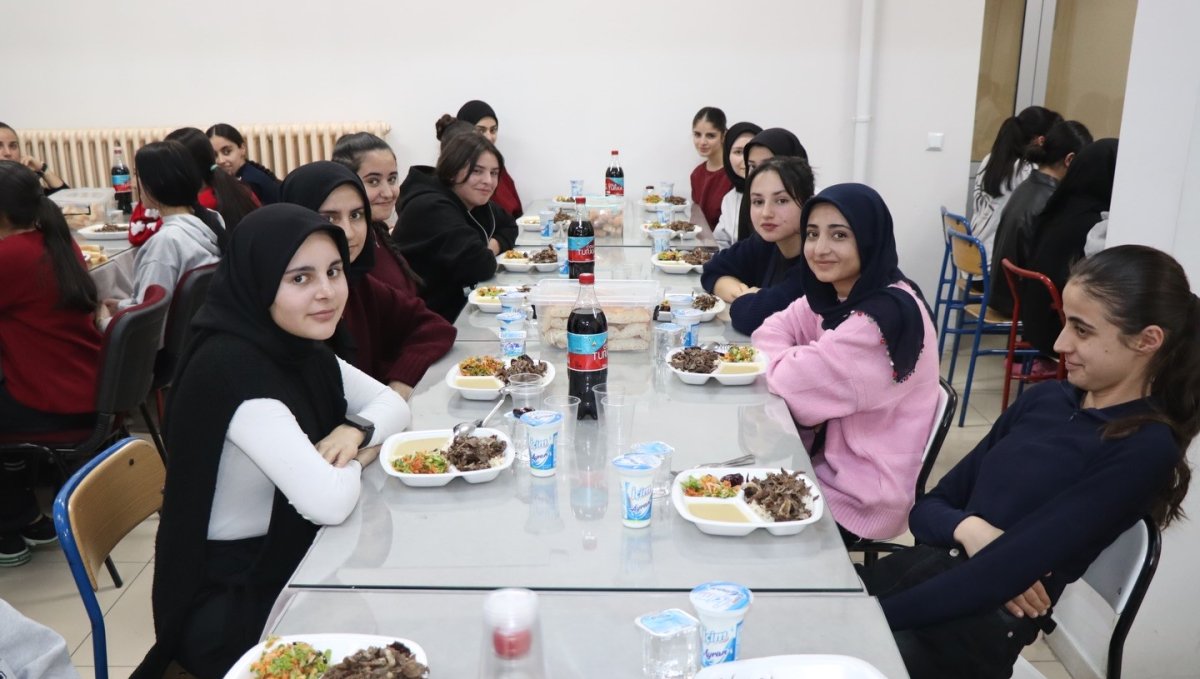 Tercan Kaymakamı öğrencilerle iftar sofrasında