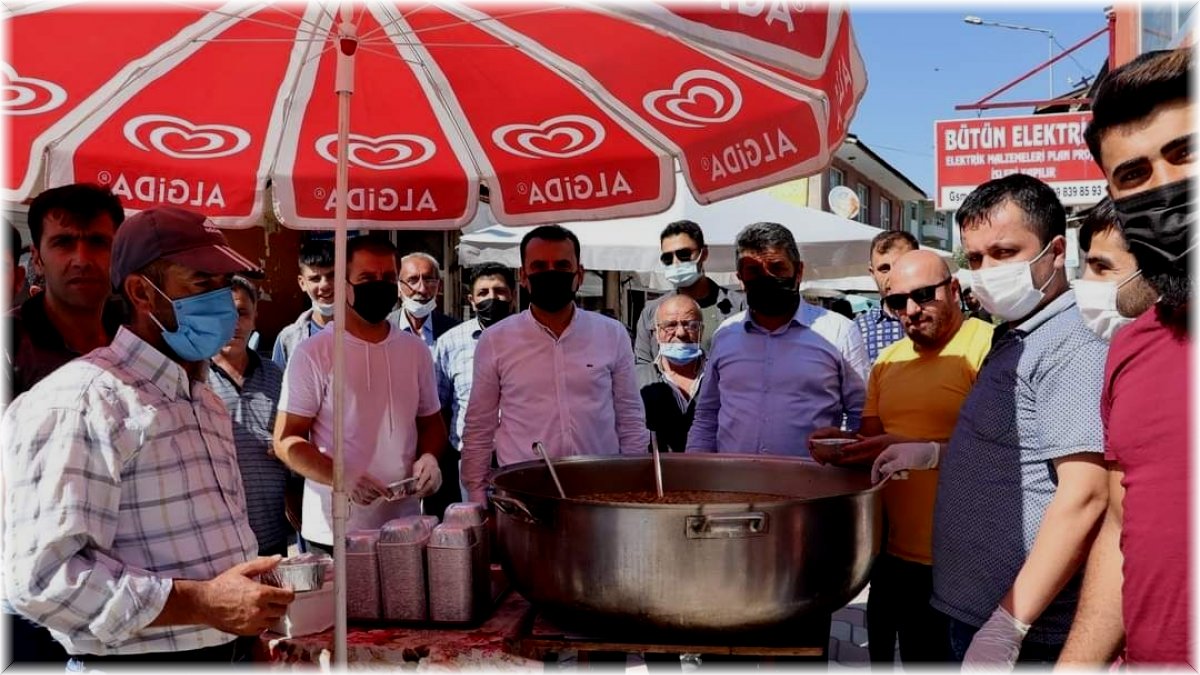 Tercan’da vatandaşlara aşure dağıtıldı