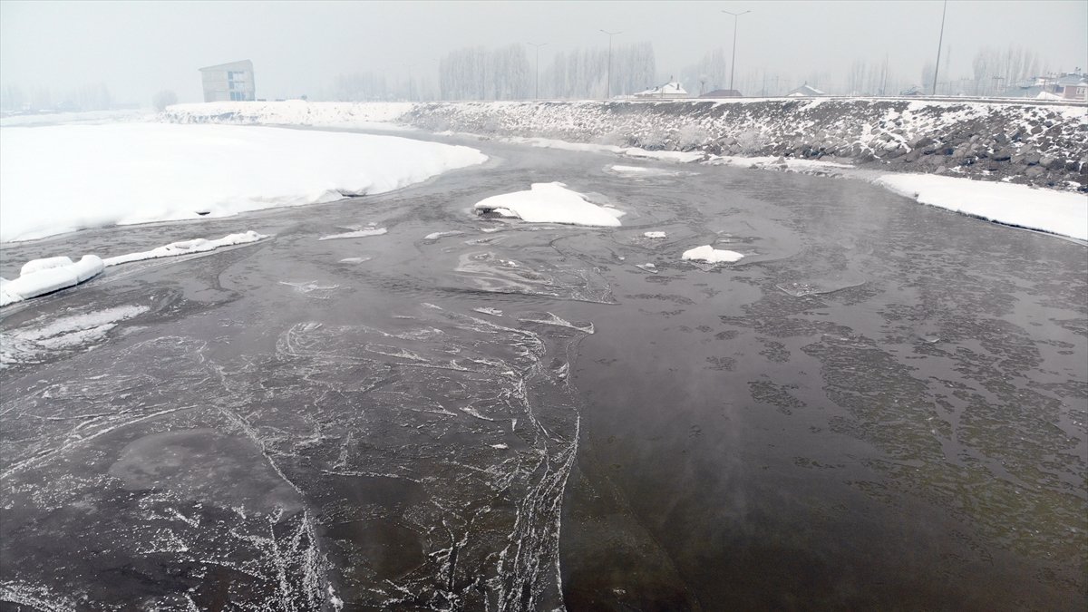 Termometreler Ağrı'da gece eksi 26'yı gösterdi