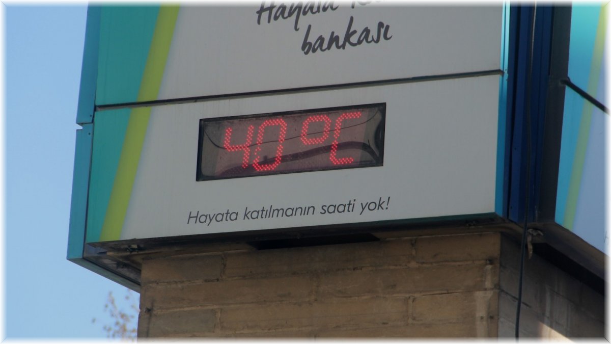Termometrelerin 40 dereceyi gösterdiği Elazığ’da vatandaşlar gölgeliklere koştu