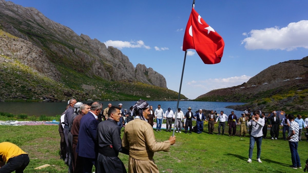 Terörden temizlenen Çarçel Yaylası'nda 40 yıl sonra Türk bayraklı halay