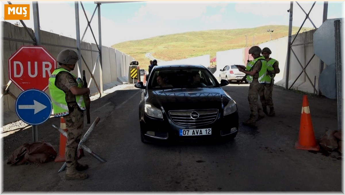 Teröristlerin korkulu rüyası olan Moray Üs Bölgesinde yol kontrolü