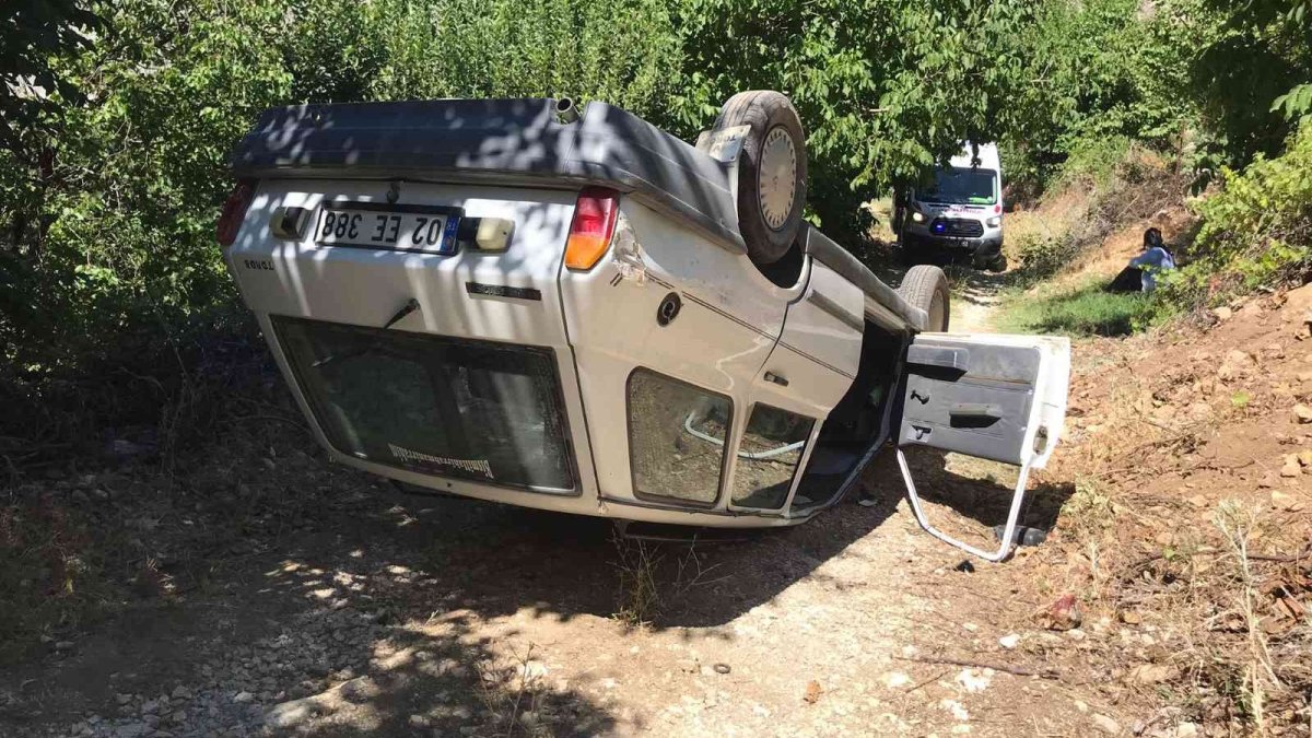 Ters dönen otomobilin sürücüsü yaralandı