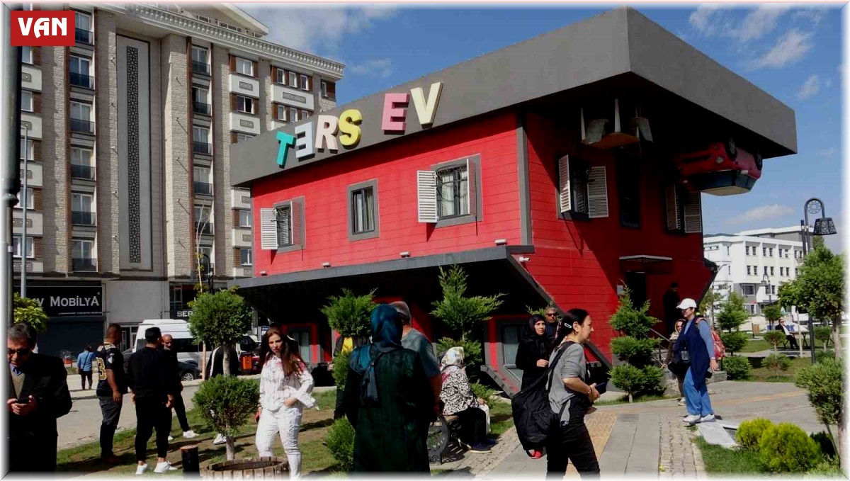 Ters evi 300 bin kişi ziyaret etti