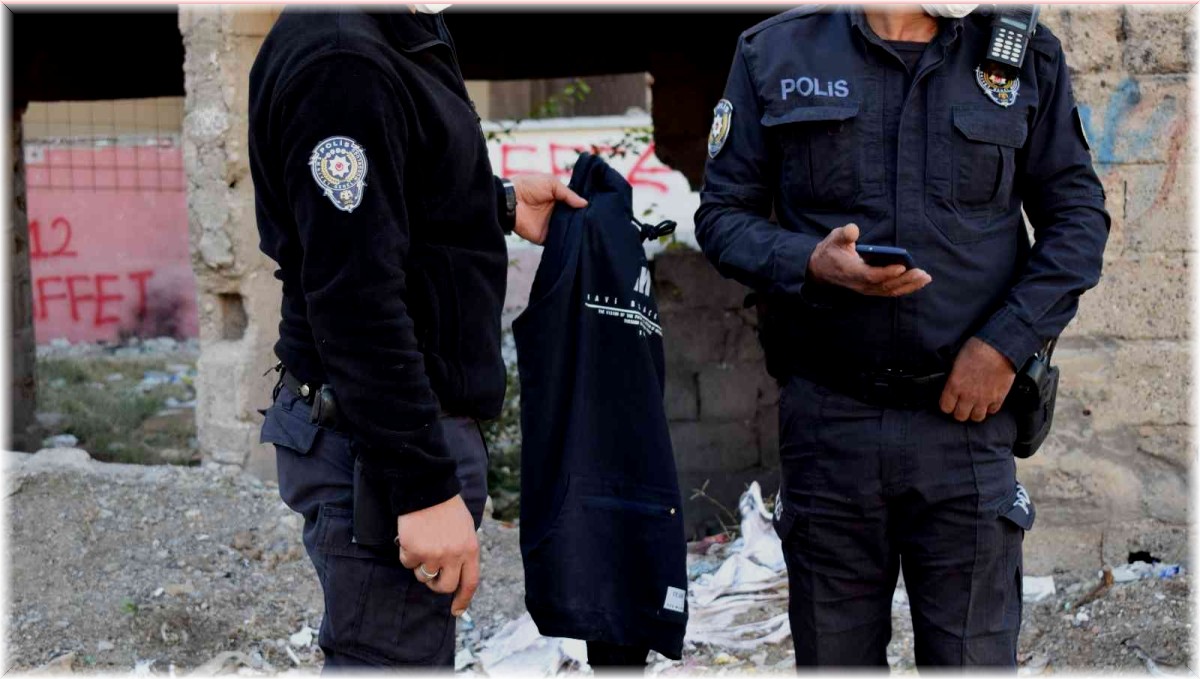 Ters kelepçeli adliyeye götürülürken polisin elinden kaçtı