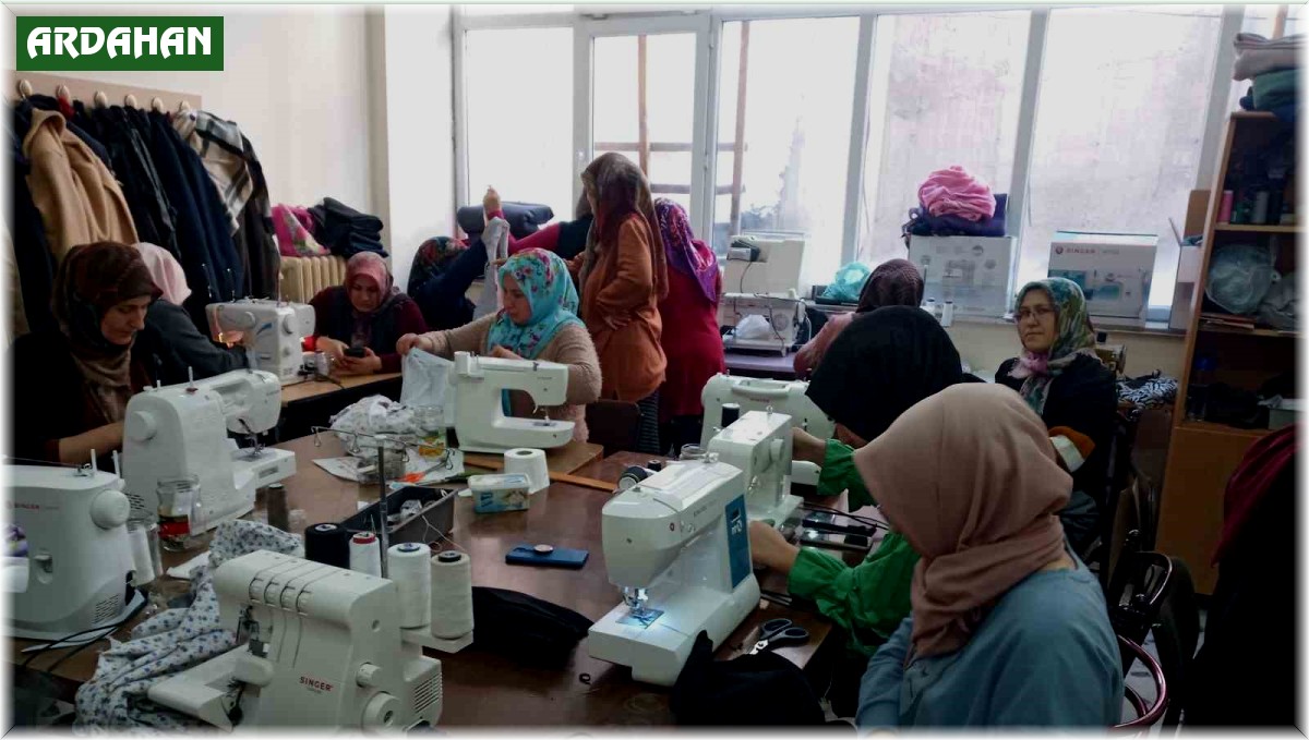 Terzilik kursiyerleri deprem bölgesi için pijama dikiyor