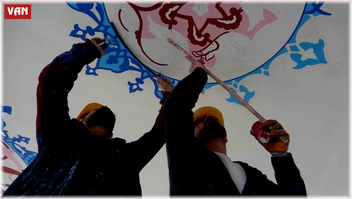 Tıbbiye Camii'nin duvarlarına Osmanlı ve Rûmî motifleri işleniyor