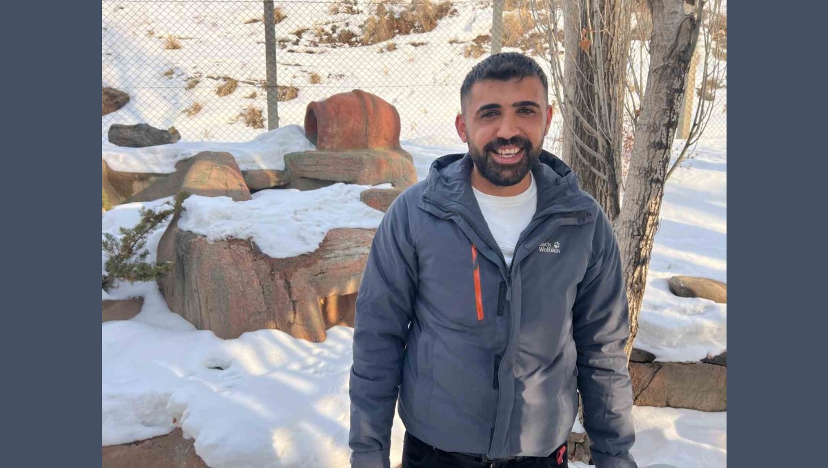 Tilkiyi elleriyle besliyor