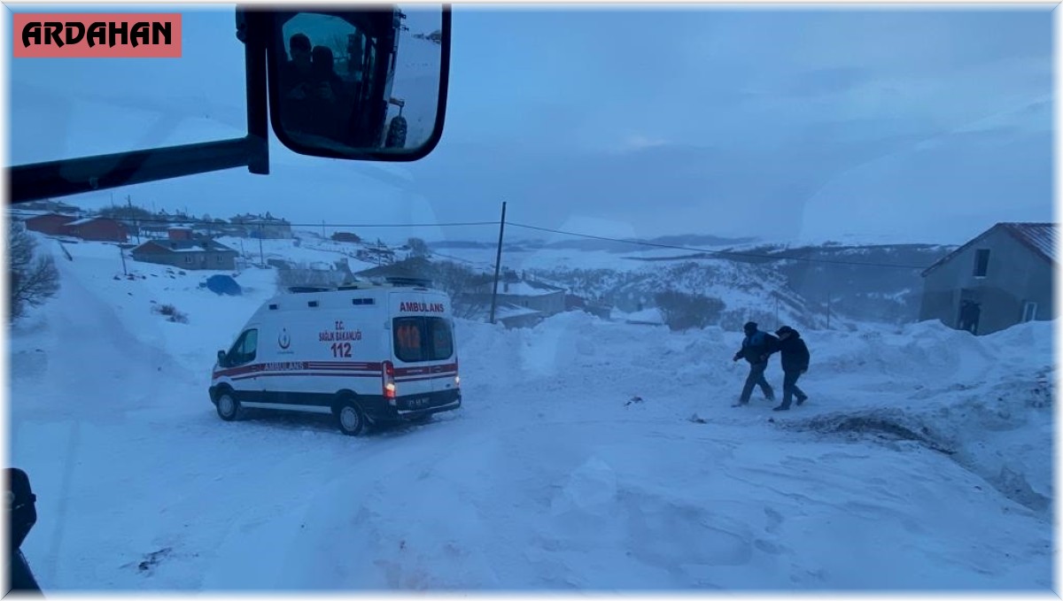 Tipi nedeniyle yolda kalan ambulans ile 20 araç kurtarıldı
