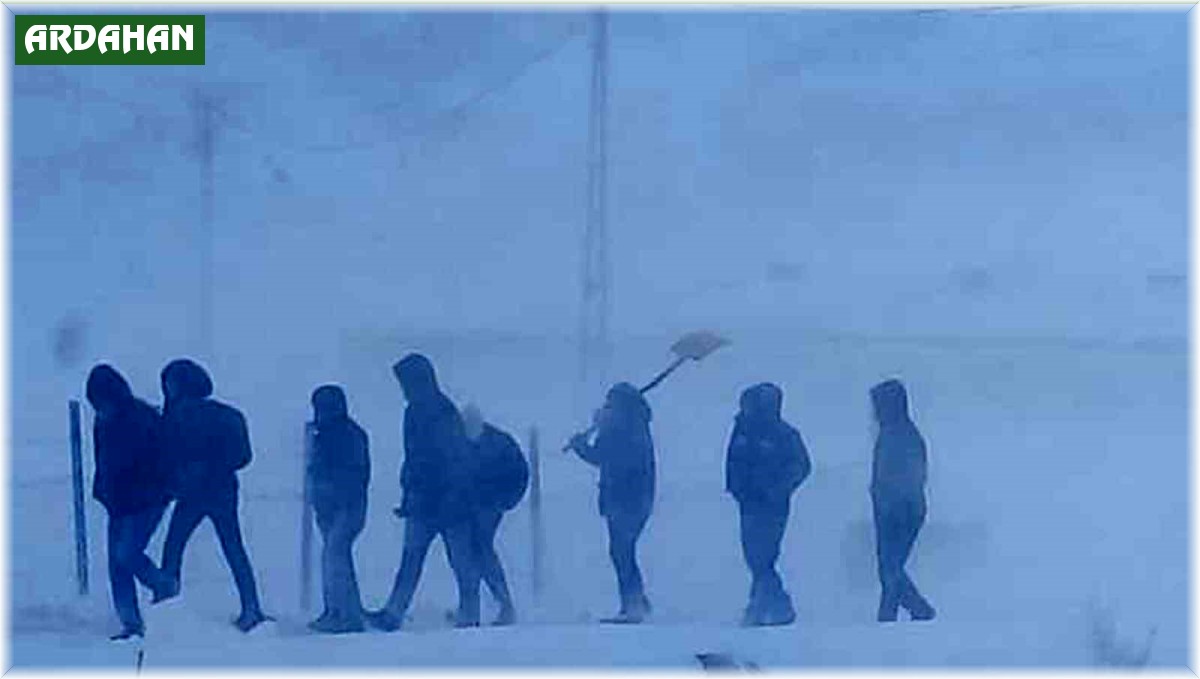 Tipi nedeniyle yolda mahsur kalan öğrenciler kurtarıldı