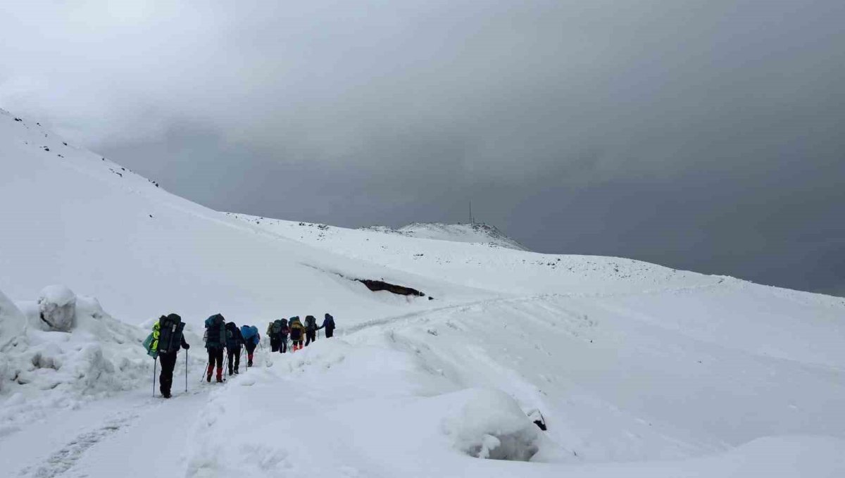 Tipi ve kar yağışı zirve tırmanışına izin vermedi