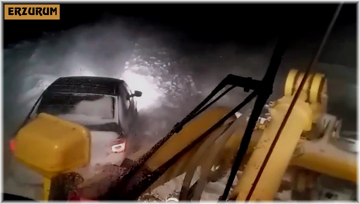 Tipide araçlarıyla mahsur kalan vatandaşları karla mücadele ekipleri kurtardı