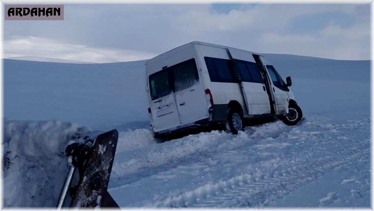 Tipide mahsur kalan araçlar kurtarıldı