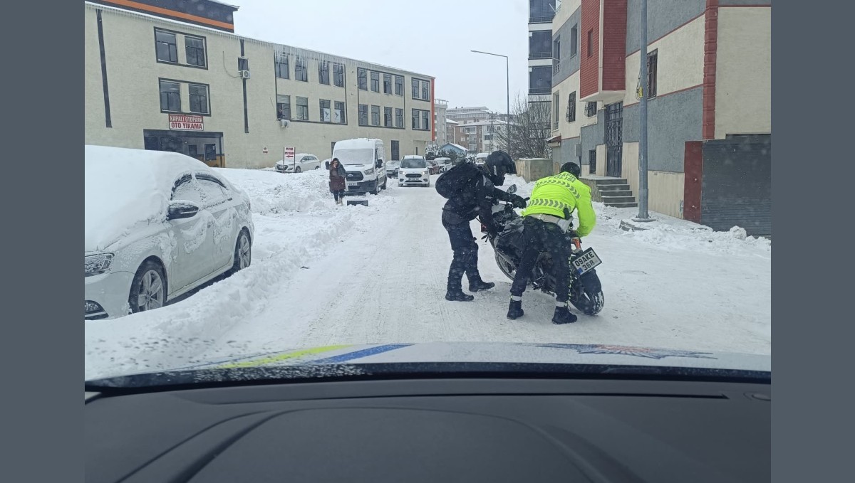 Tipiye rağmen görev başındaki polisler yolda kalanların yardımına koştu