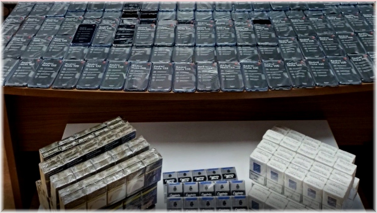 Tır'da kaçak telefon ve sigara ele geçirildi