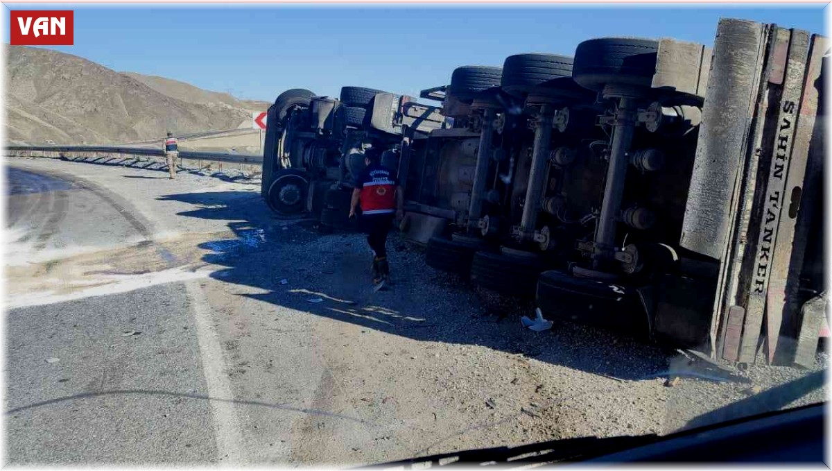 Tır devrildi: 1 yaralı