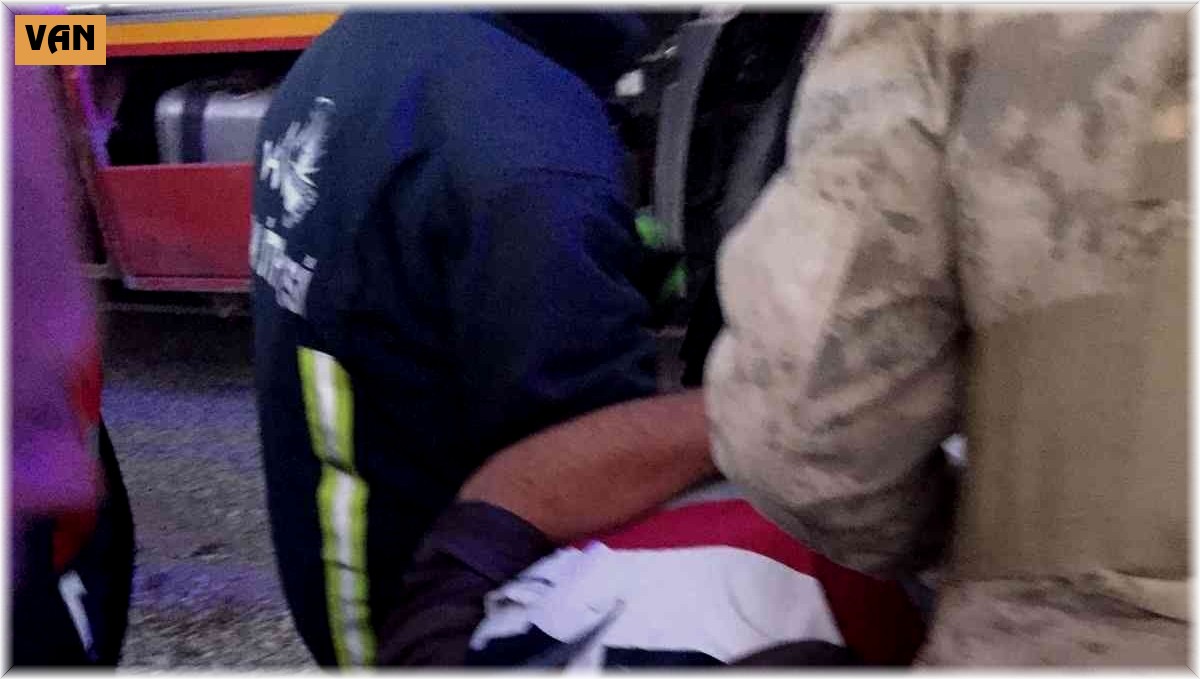 Tır devrildi: 1 yaralı