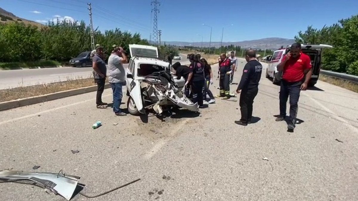 Tır ile çarpışan otomobildeki sürücü öldü