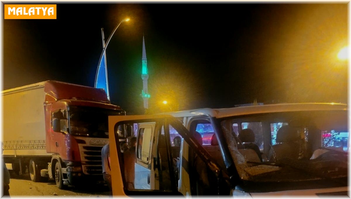 Tır ile minibüs çarpıştı: 4 yaralı