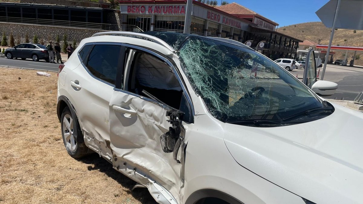 Tır ile otomobilin çarpışma anı güvenlik kamerasında