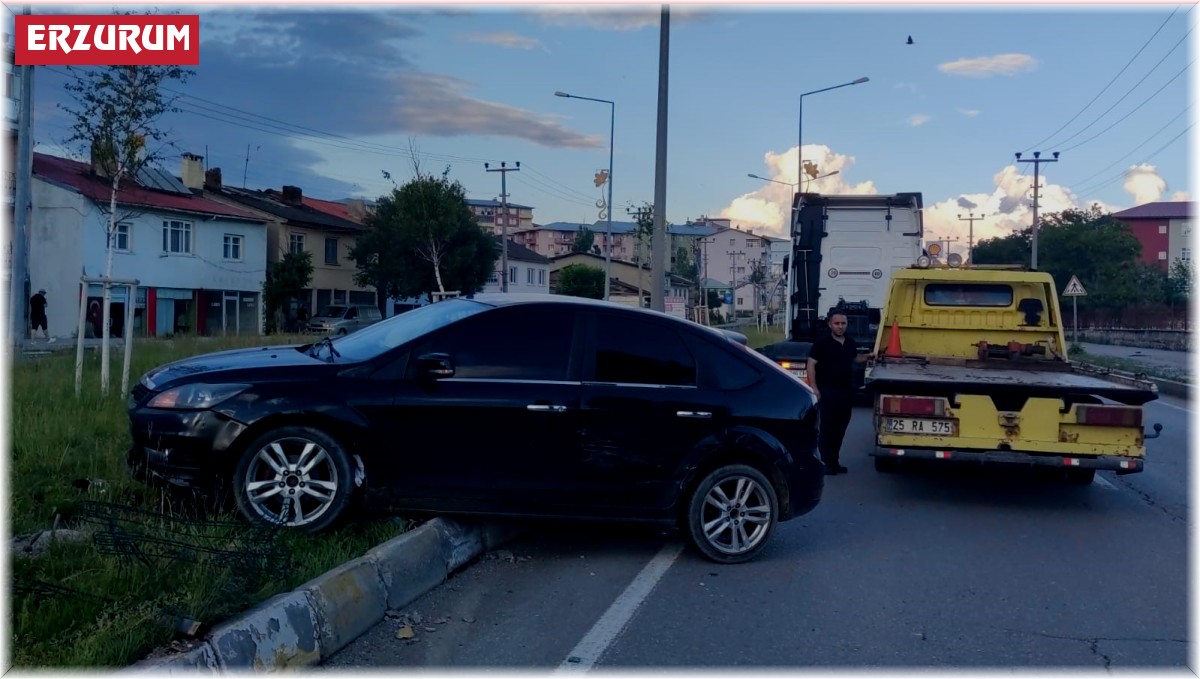 Tır, otomobili refüje sürükledi