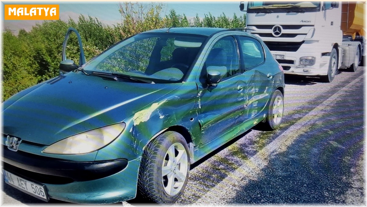 Tır otomobili sürükledi 3 yaralı