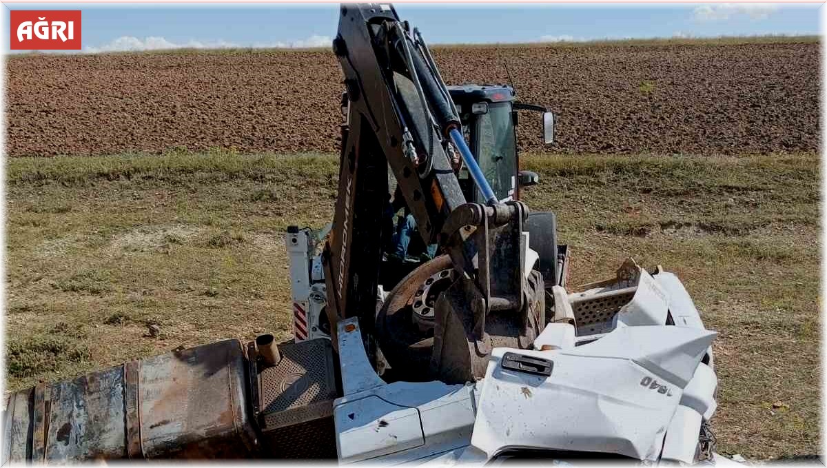 Tır şarampole devrildi: 1 ölü