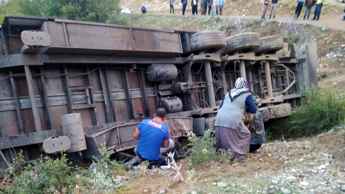 Tır şarampole devrildi: 3 kişi yaralandı, 160 küçükbaş hayvan telef oldu