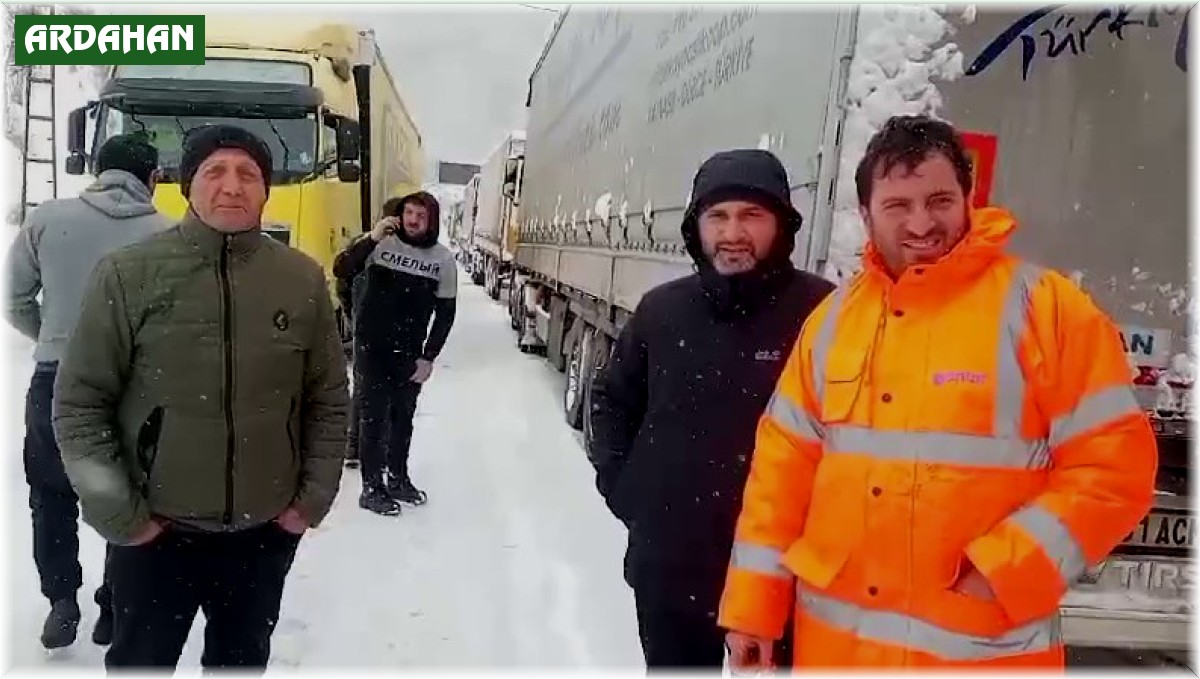 Tır sürücüleri Posof'ta mahsur kaldı