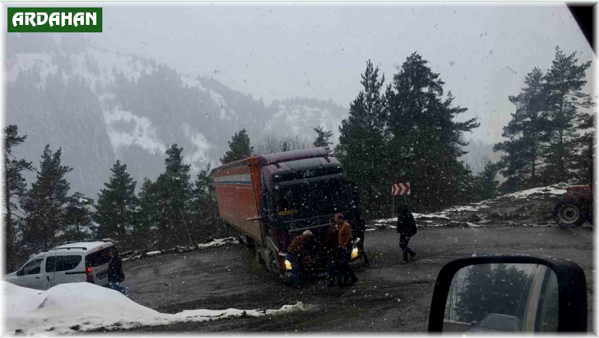 Tır virajı alamadı, yol ulaşıma kapandı