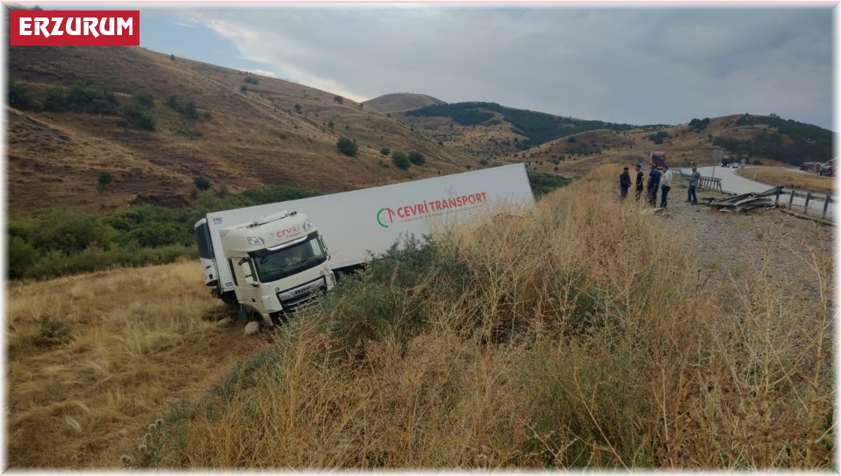 Tır yoldan aşağı uçtu