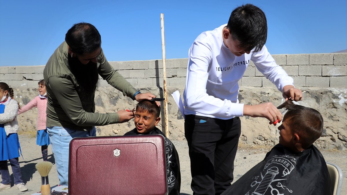 "Tıraşsız çocuk kalmayacak" diyerek köylerin yolunu tuttular