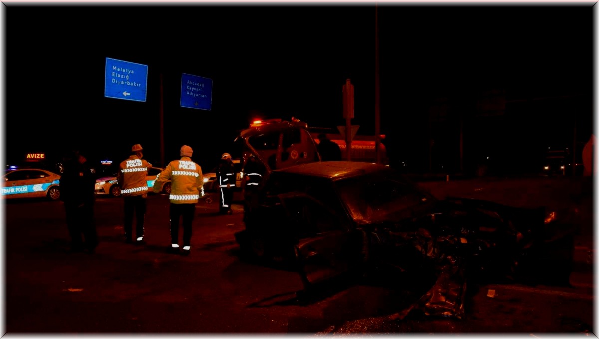 Tırın biçtiği aracın sürücüsü kurtarılamadı