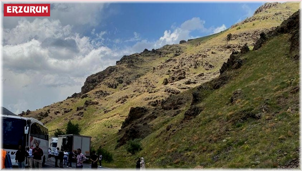 Tırın çadırı açıldı, cam kırıkları yola saçıldı