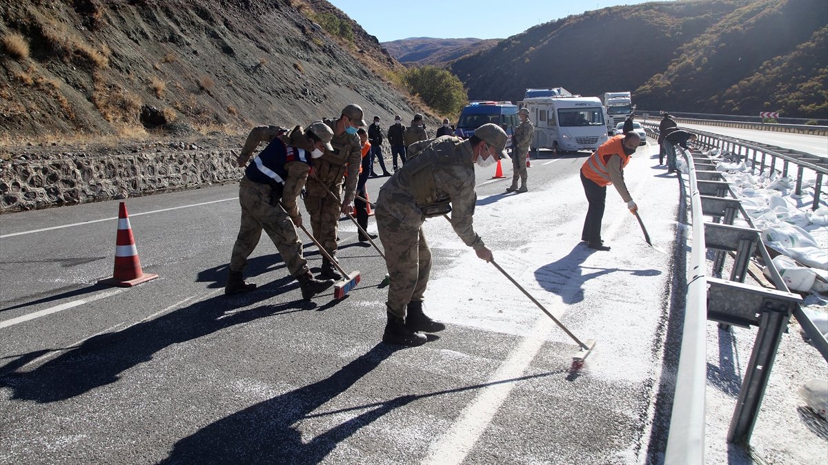 Tırın devrilmesi sonucu kapanan Erzincan-Erzurum kara yolu ulaşıma açıldı