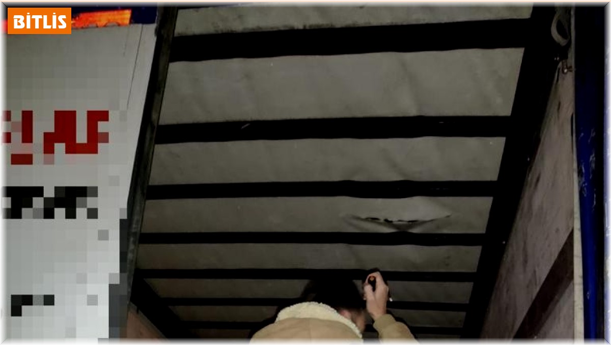 Tırın dorsesinden 133 düzensiz göçmen çıktı