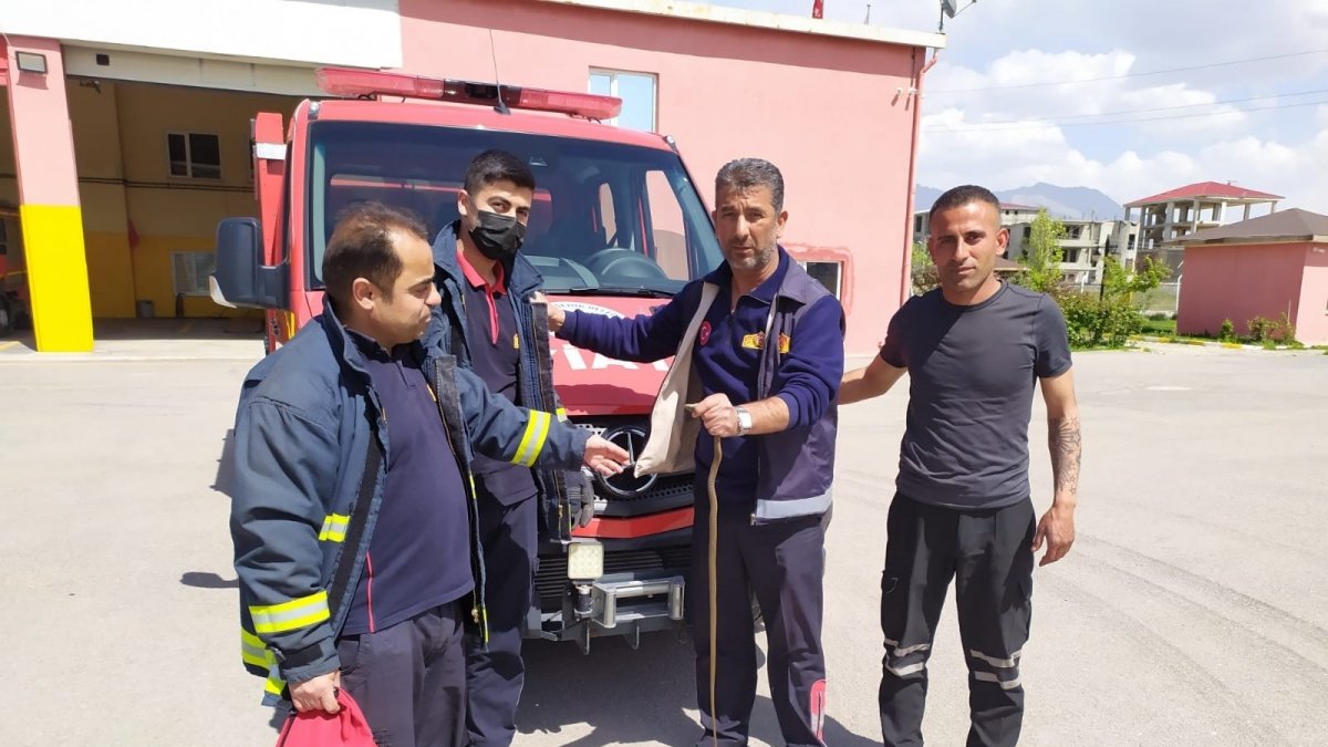 Tırın motor bölümüne giren yılanı itfaiye ekipleri çıkarttı