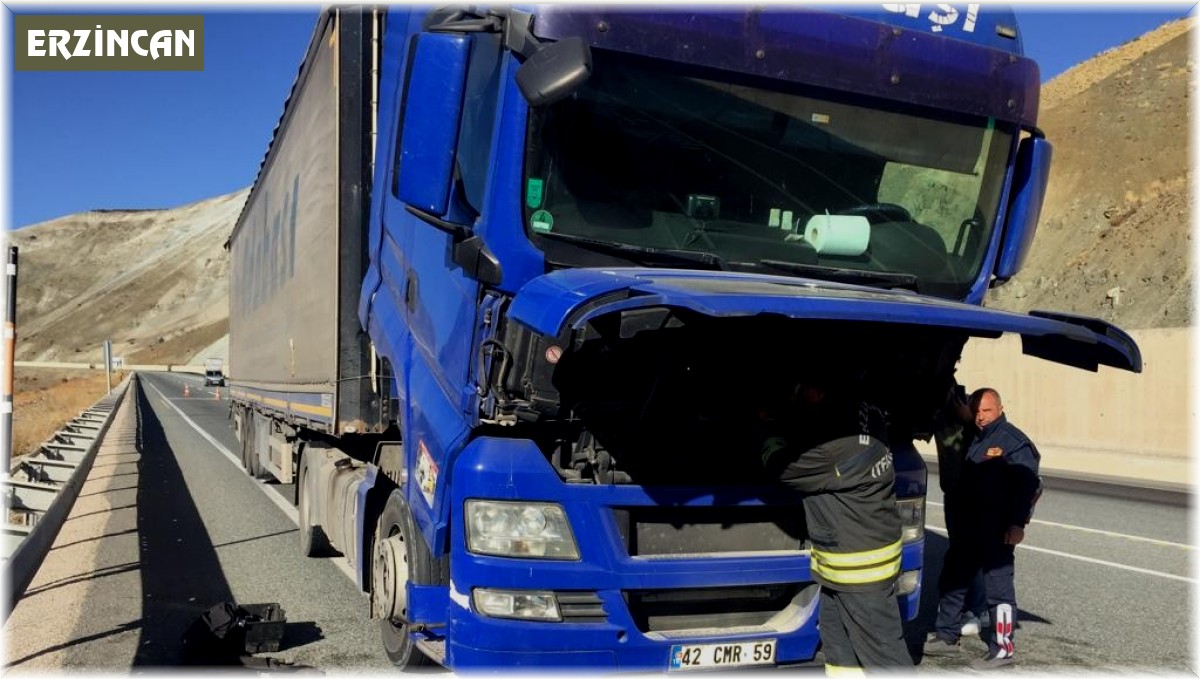 Tırın motorunda çıkan yangın büyümeden söndürüldü