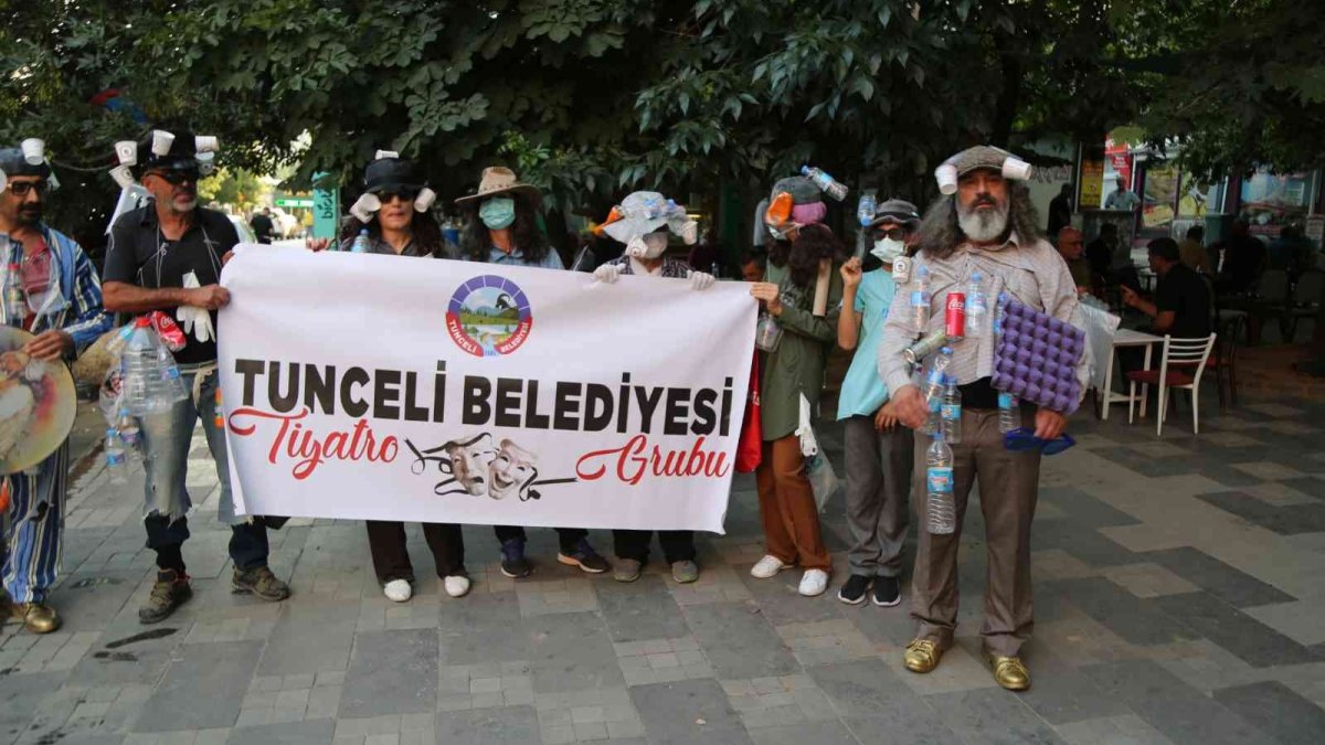 Tiyatro grubundan çevre kirliliğine dikkat çekmek için ilginç eylem